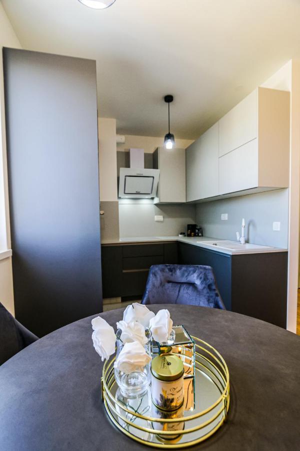 Luce Gold Apartment Zara Esterno foto