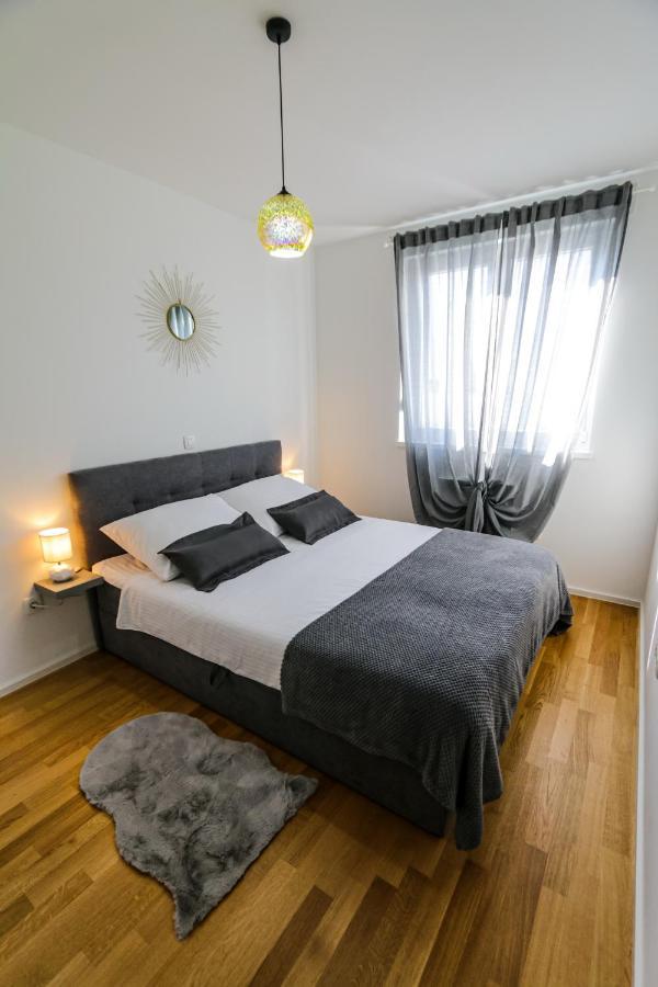 Luce Gold Apartment Zara Esterno foto
